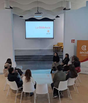 En la sala polivalente de la Biblioteca AECID (2º grupo)